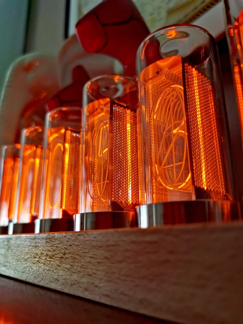 Horloge Nixie numérique avec boîtier en bois (réveil, luminosité réglable, calendrier) – Image 3